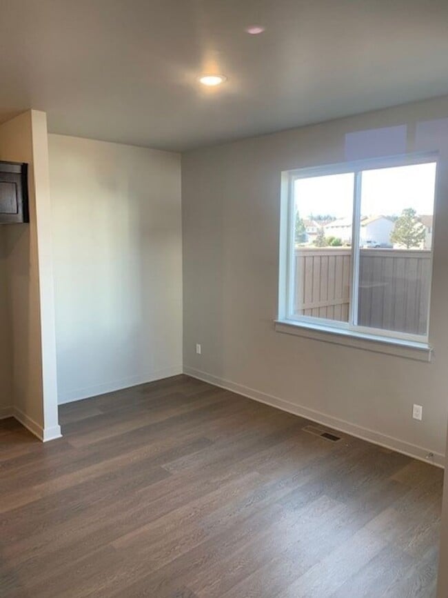 Building Photo - 3 Bed/2.5 Bath Pahlisch Home in NE Bend - ...