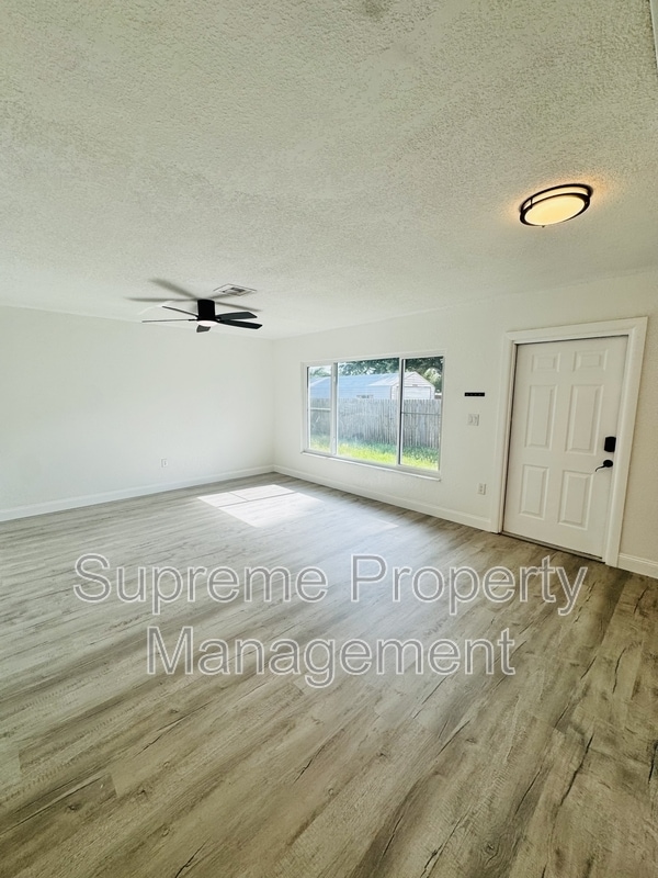 Building Photo - 3154 Pine Tree Ave