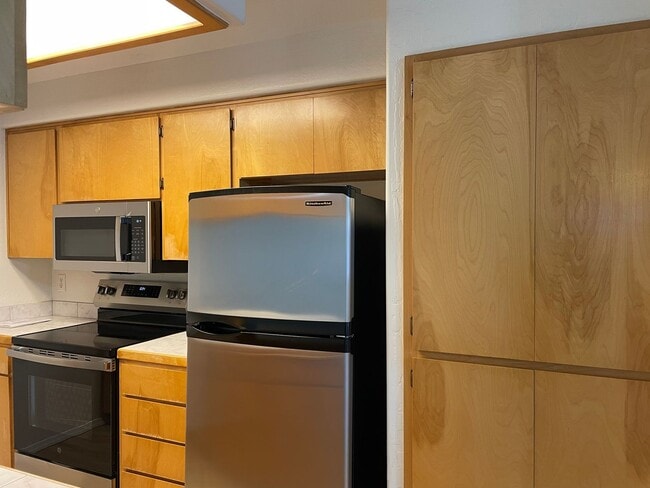 Building Photo - Very Nice 3 Bedroom 2 Bath Duplex-Located ...