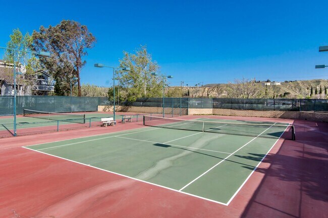 Building Photo - ADORABLE 3+2 CORNER UNIT & 2-CAR GARAGE!