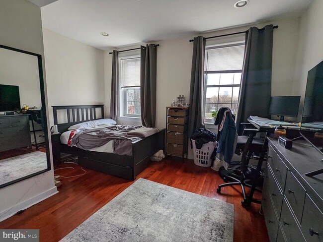 Building Photo - 2631 W Girard Ave