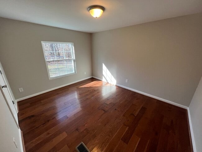 Building Photo - Lovely 3 bedroom 2 bath home available to ...