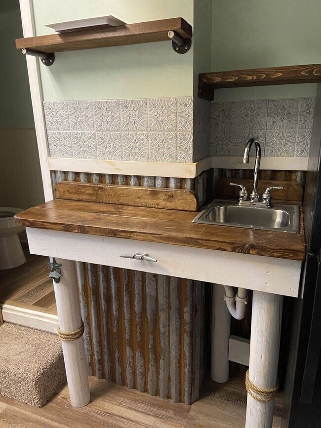 Building Photo - Beautiful home in Emerald Isle.