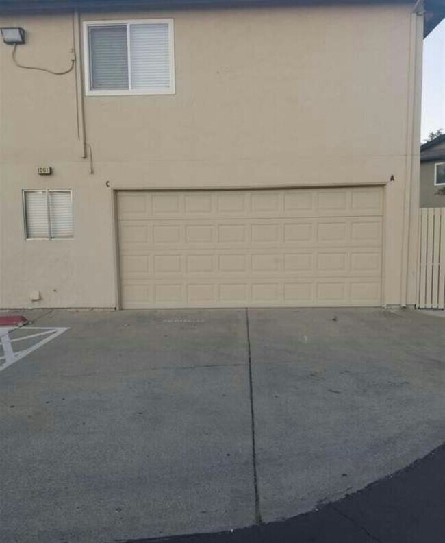 Building Photo - 1061 Mohr Ln