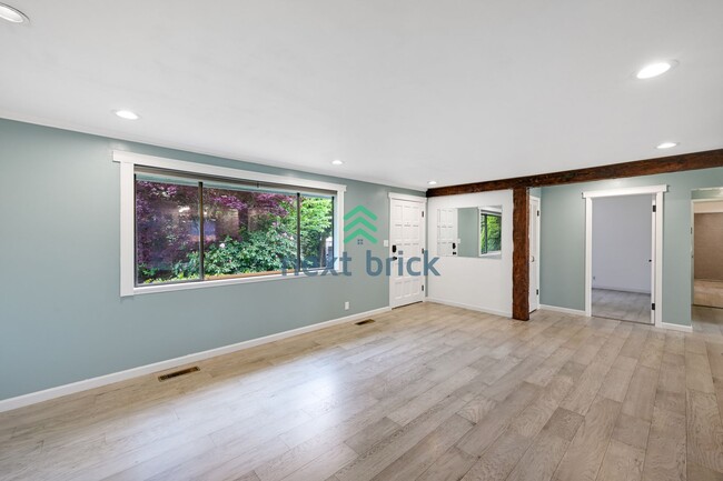Building Photo - Charming 3-Bed, 2-Bath Remodeled Home in P...