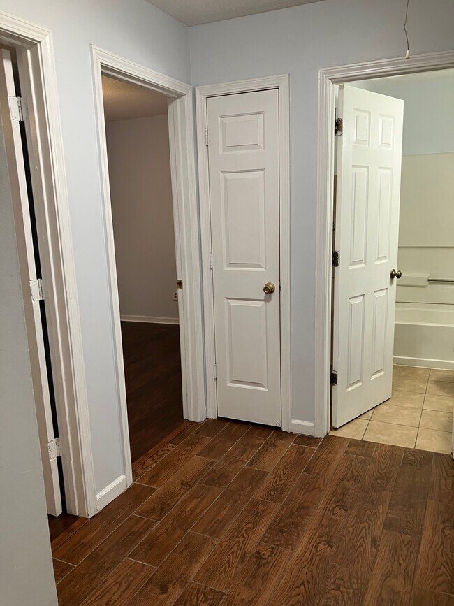 Building Photo - 7054 Foxhall Dr