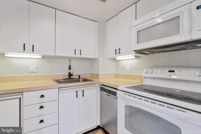 Building Photo - 1117 New Hampshire Ave NW