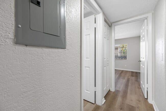 Building Photo - Newly Renovated 2 Bed-1 Bath Apartment wit...