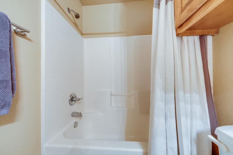 Bathroom 2 Tub/Showe4r - 4527 Ida Louise Ct