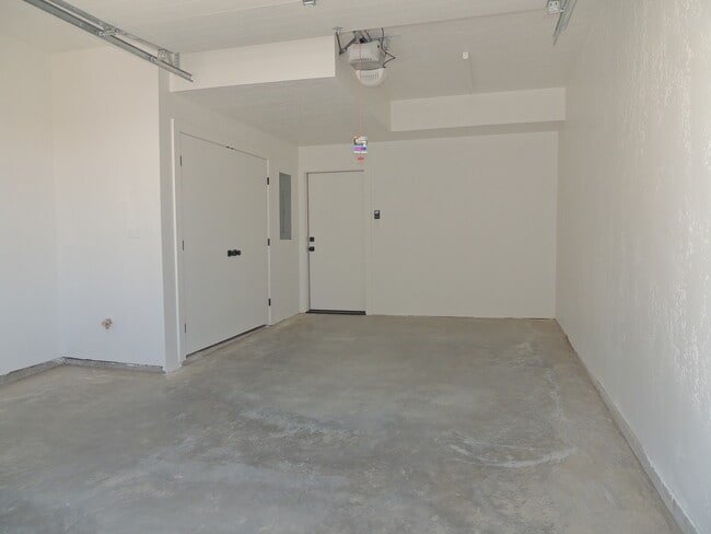 Building Photo - 600 Lawrence Ave