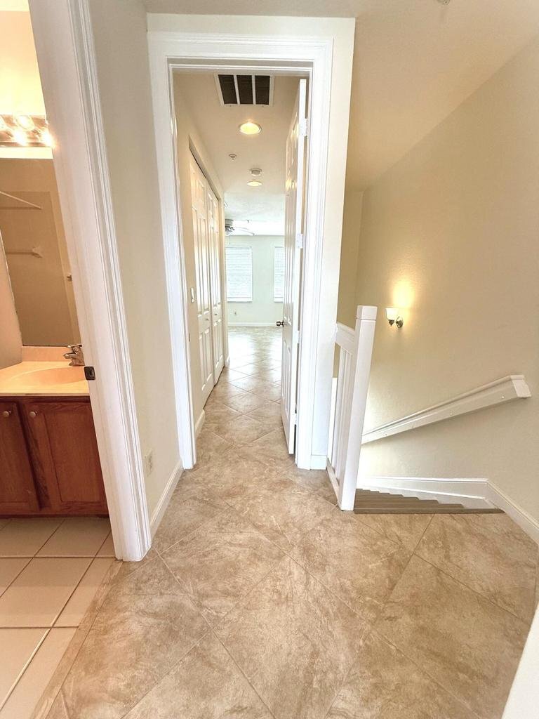 Building Photo - 960 Millbrae Ct