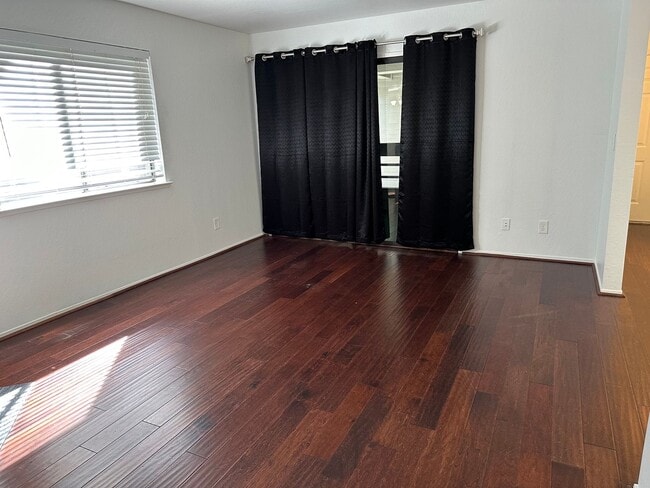 Building Photo - Perfect blend of convenience and comfort 2/2 San Mateo