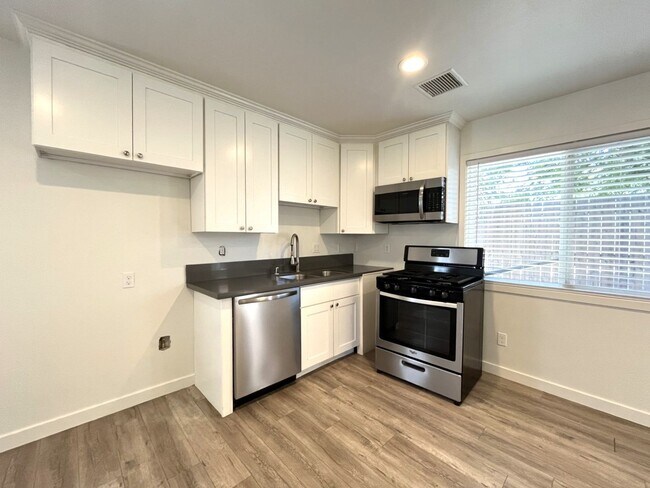 Building Photo - 1629 Kendall Dr