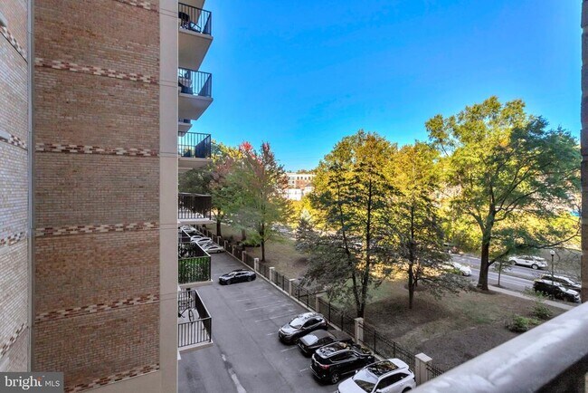 Building Photo - 4600 S Four Mile Run Dr