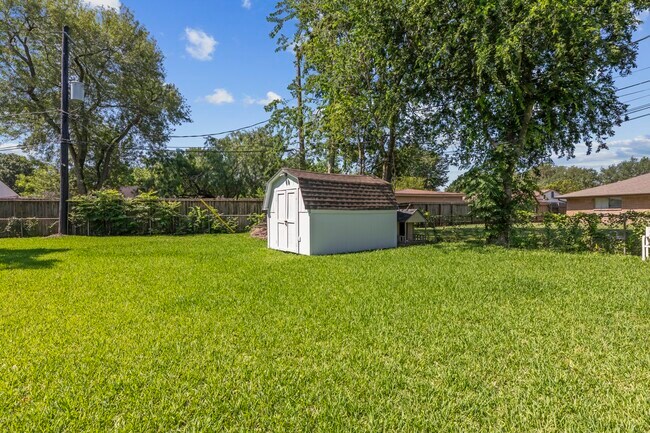 Building Photo - 5651 Ludington Dr
