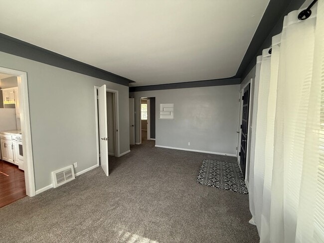 Building Photo - Beautifully Updated 2 Bed, 1 Bath Home for...