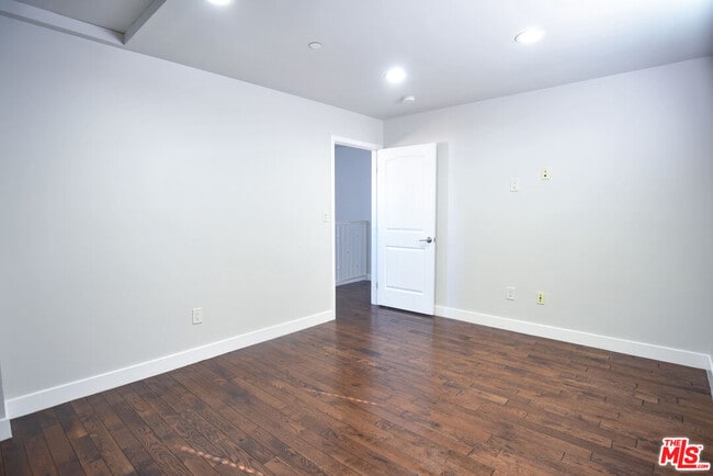 Building Photo - 2114 1/2 Ridgeley Dr