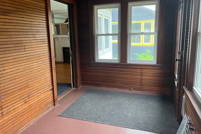 Building Photo - 2080 Roblyn Ave