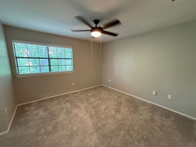 Building Photo - 889 Dublin Dr