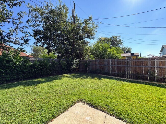 Building Photo - 2505 Windmill Dr