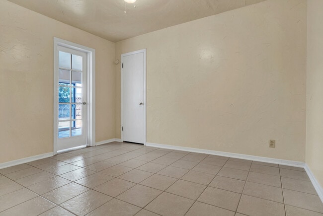 Building Photo - Cielo Vista 3 Bedroom 2 Bath