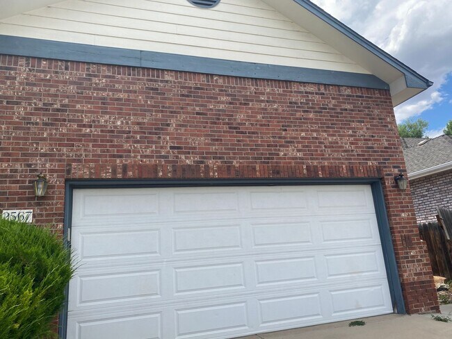 Building Photo - Desirable Westlake 4 Bedroom with Finished Basement, RV Parking & Mountain Views