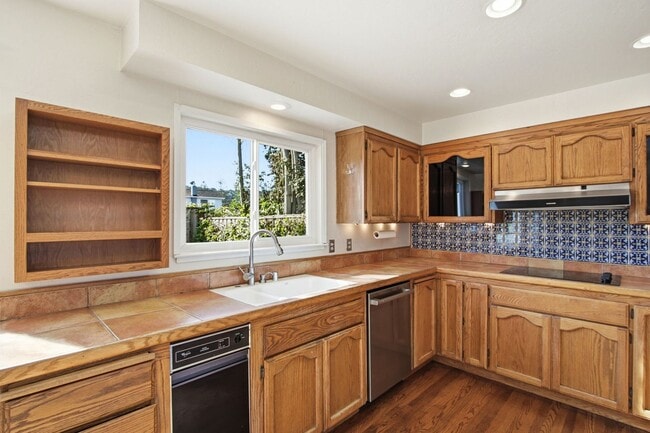 Building Photo - 6137 Banner Dr