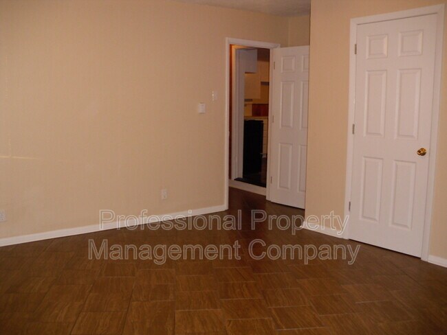 Building Photo - 916 S Clifton Ave