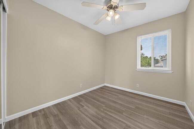 Building Photo - Minutes to the Beach! Updated 2 Bedroom Condo with Parking Included