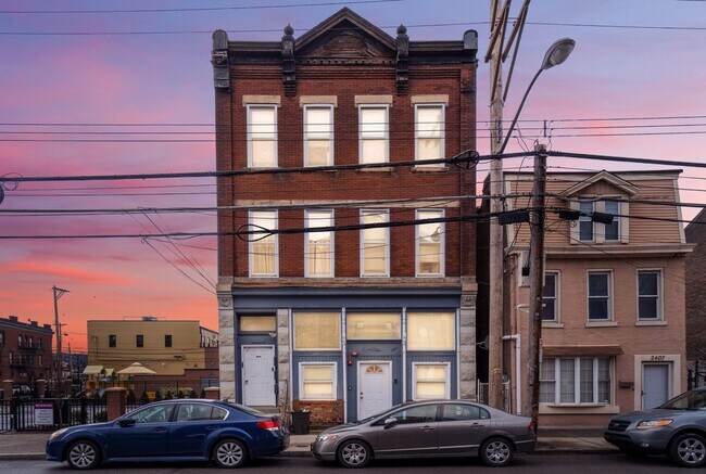 Building Photo - 2405 Sarah St