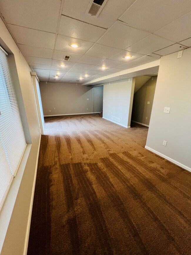 Building Photo - RENOVATED 4 bed 3.5 bath Duplex - Available for IMMEDIATE move in