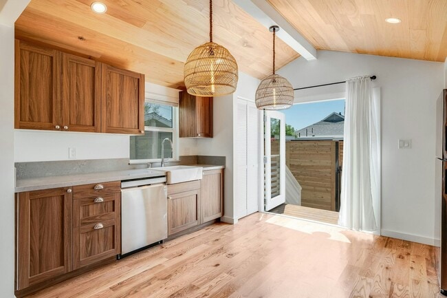 Building Photo - 2320 1/2 Alta Street