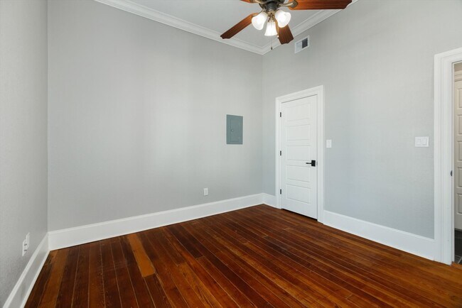 Building Photo - 405 24th St