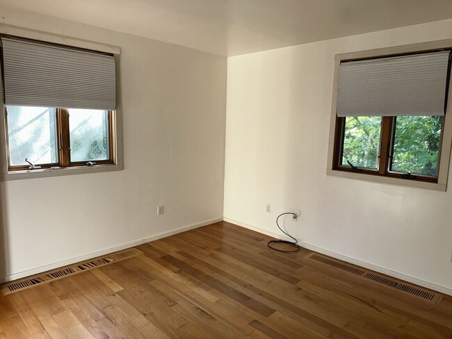 Building Photo - 2000+ sf home is in a great location, pet ...