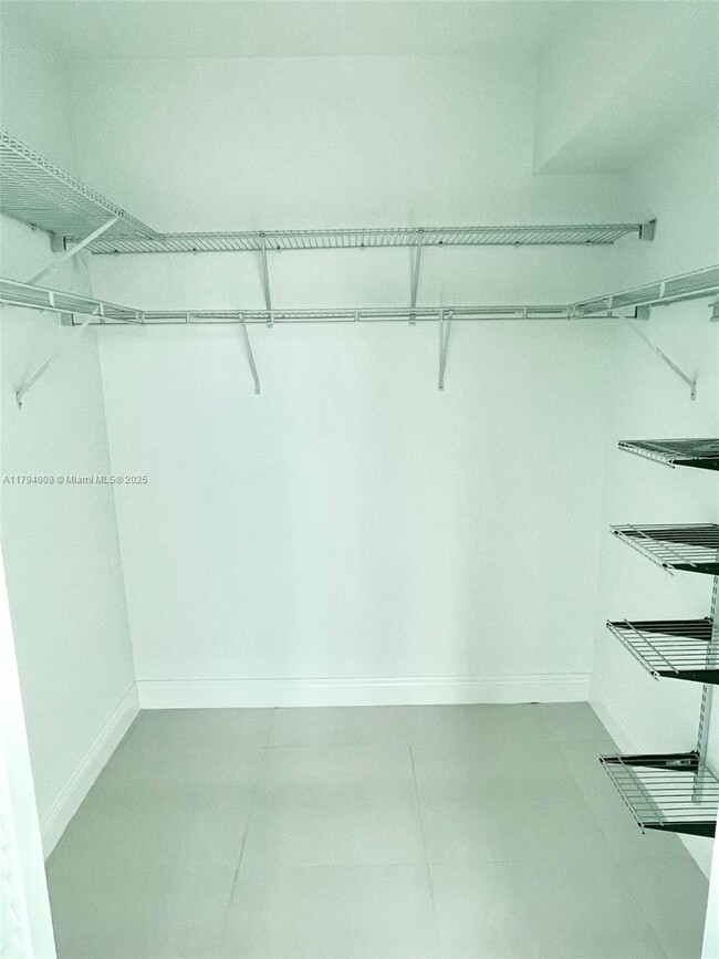 Building Photo - 950 Brickell Bay Dr
