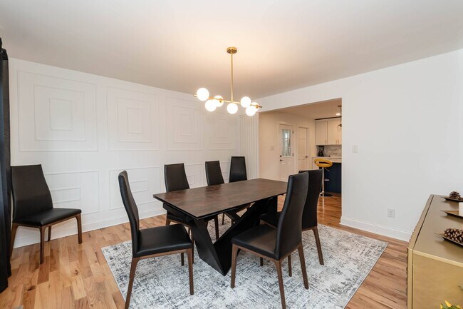 expanding table - 4200 Pickwick Dr