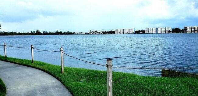 Building Photo - 114 Lake Emerald Dr