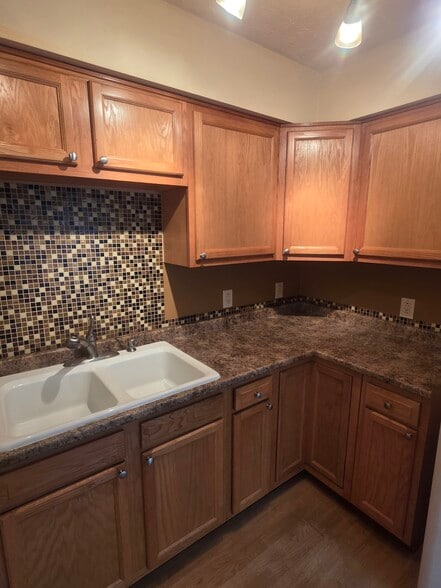 Kitchen - 338 Cluster Ave