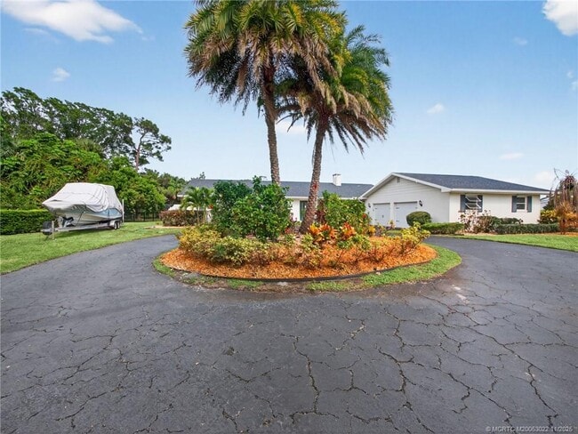 Building Photo - 724 NW Spruce Ridge Dr