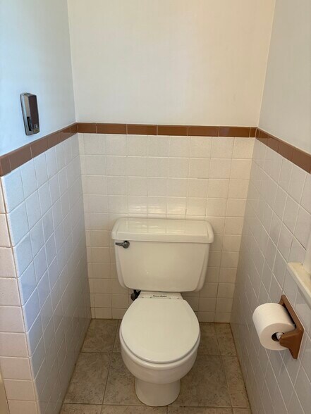 2nd Floor Bathroom - 60 Leaman Rd