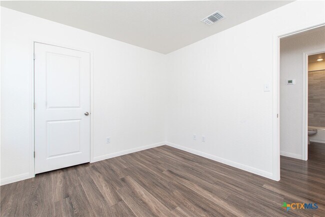 Building Photo - 5901 Betty Lou Dr