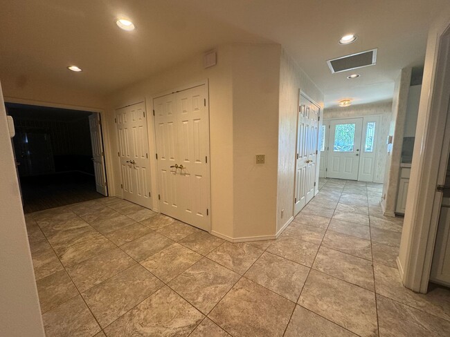Building Photo - Hucrest home with 3 car garage