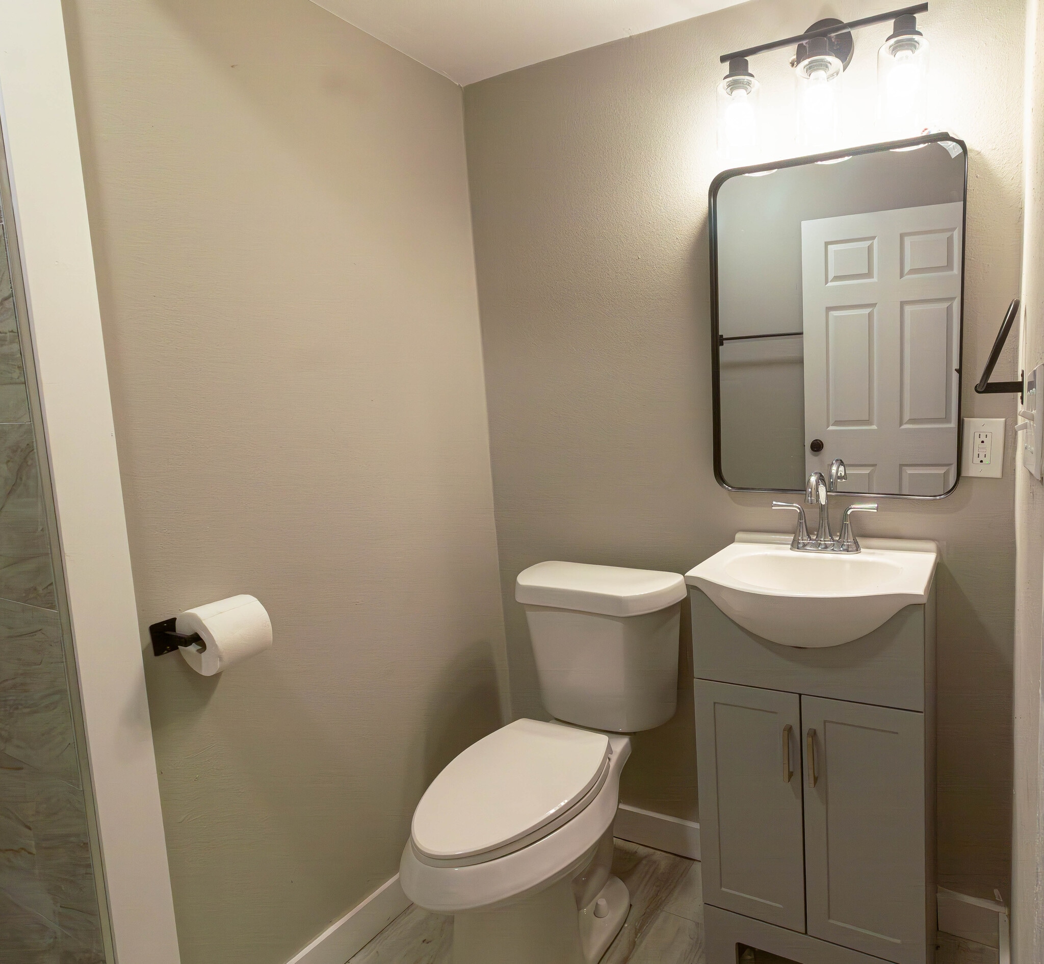 Building Photo - 981 W Oak St