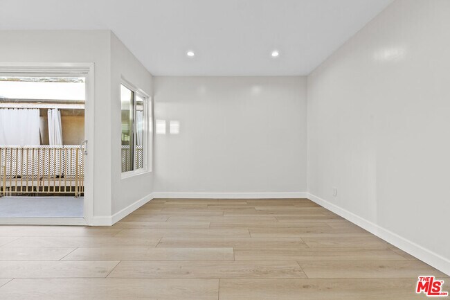 Building Photo - 330 E Dryden St