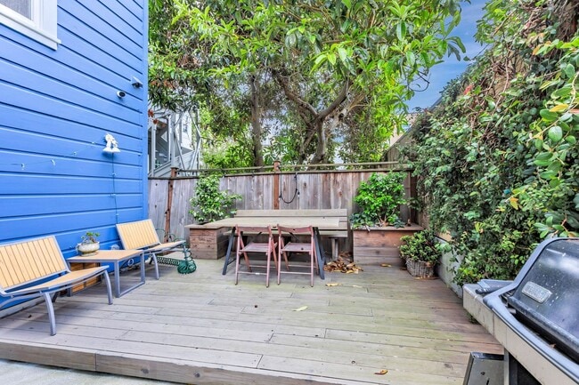 Building Photo - Stylish Top-Floor Two Bedroom and One and ...