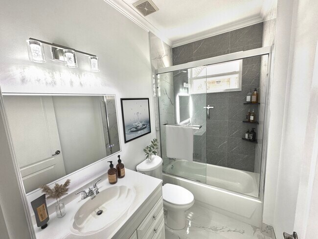 Second bathroom - 10667 Oak Bend Way