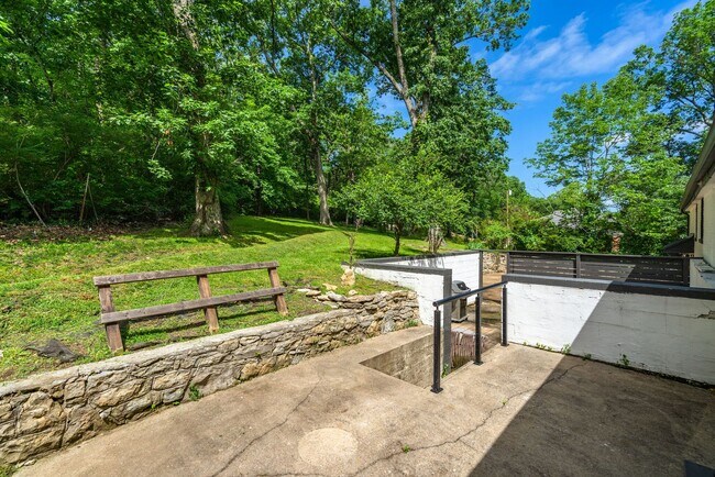 Building Photo - Amazing 3BE/2BA home in the West Meade & H...