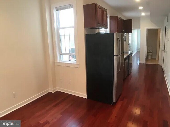 Building Photo - 2631 W Girard Ave