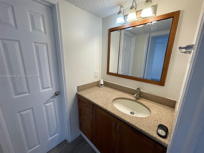Building Photo - 9471 Evergreen Pl