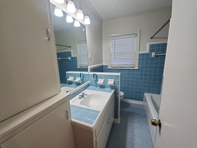 Building Photo - 457 Wallace Rd